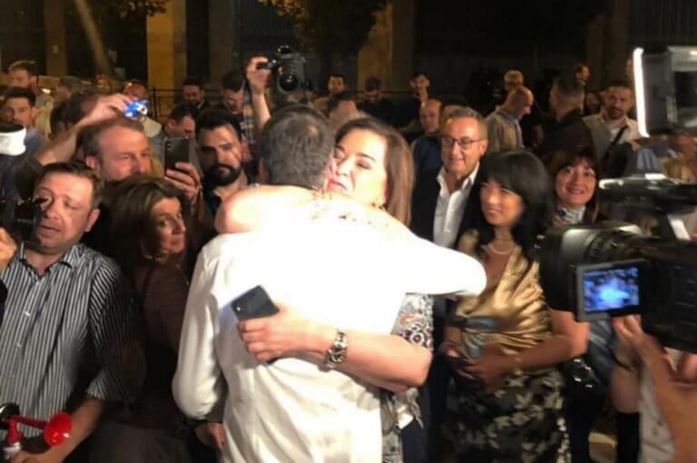 ÎÏ„ÏŒÏÎ± ÎœÏ€Î±ÎºÎ¿Î³Î¹Î¬Î½Î½Î·: Â«Î›Î¹ÏŽÎ½ÎµÎ¹Â» ÏƒÏ„Î·Î½ Î±Î³ÎºÎ±Î»Î¹Î¬ Ï„Î¿Ï… Î³Î¹Î¿Ï… Ï„Î·Ï‚! Â«Î£Ï…Î³Ï‡Î±ÏÎ·Ï„Î®ÏÎ¹Î± Î±Î³ÏŒÏÎ¹ Î¼Î¿Ï…Â»!