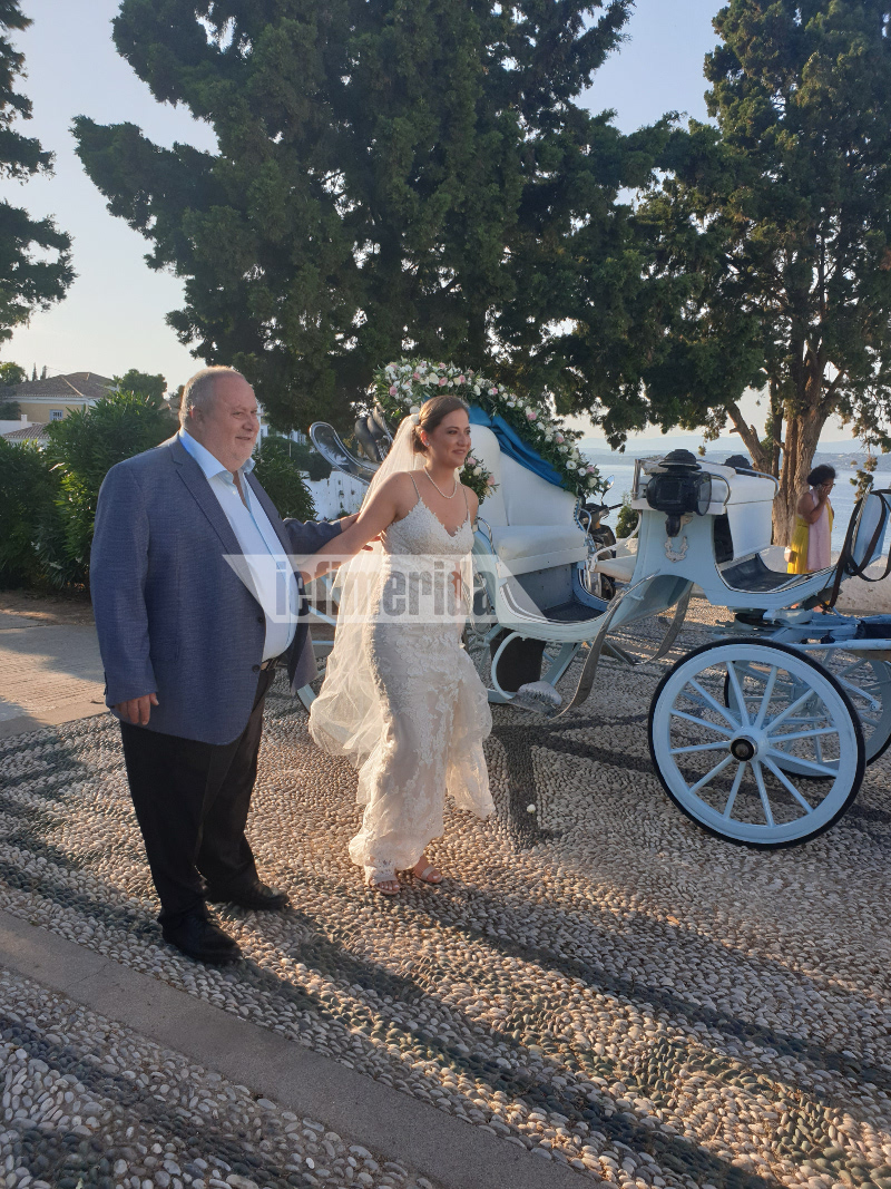 ÎŸ Ï€Î±Ï„Î­ÏÎ±Ï‚ Ï„Î·Ï‚ Î½ÏÏ†Î·Ï‚ Ï„Î· ÏƒÏ…Î½Î¿Î´ÎµÏÎµÎ¹ ÏƒÏ„Î·Î½ ÎµÎºÎºÎ»Î·ÏƒÎ¯Î± Î“Î¬Î¼Î¿Ï‚ Î‘ÏÎ¼ÎµÎ½Î¬ÎºÎ·