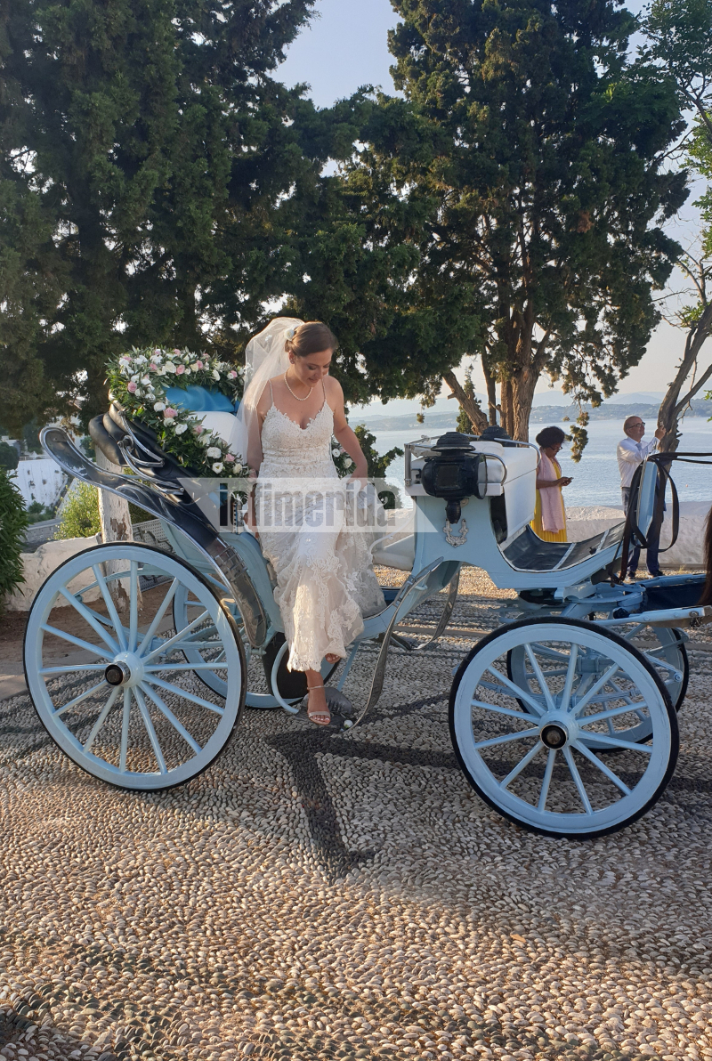 Î— Î›Î­Î½Î± Î“ÎºÎ±ÏÎ±Î¼Ï€ÎµÎ½Ï„Î¹Î¬Î½ ÎºÎ±Ï„ÎµÎ²Î±Î¯Î½ÎµÎ¹ Î±Ï€ÏŒ Ï„Î·Î½ Î±Î½Î¸Î¿ÏƒÏ„ÏŒÎ»Î¹ÏƒÏ„Î· Î±Î¼Î±Î¾Î±