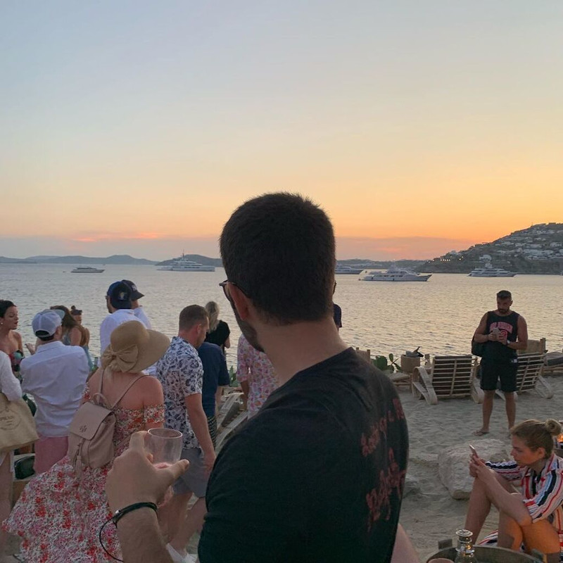 ÎŸ Î†Î³Î³ÎµÎ»Î¿Ï‚ Î›Î¬Ï„ÏƒÎ¹Î¿Ï‚ Î´Î¹Î±ÏƒÎºÎµÎ´Î¬Î¶ÎµÎ¹ ÏƒÎµ beach party / Î¦Ï‰Ï„Î¿Î³ÏÎ±Ï†Î¯Î±: Instagram