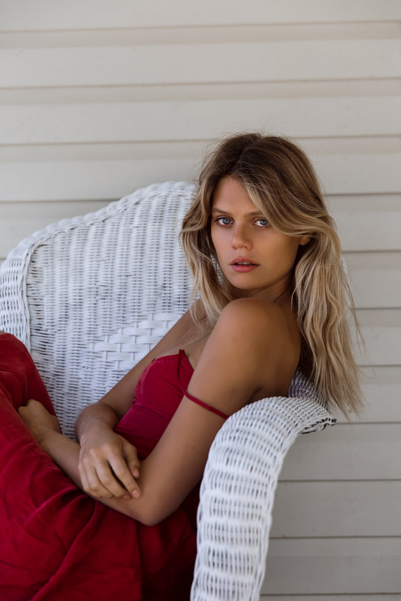 Î— Î›Î¯Î±Î½ ÎœÎ¬ÏƒÎºÎµÎ» Î¼Îµ ÎºÏŒÎºÎºÎ¹Î½Î¿ Ï†ÏŒÏÎµÎ¼Î±