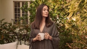 &Alpha;&tau;&zeta;&epsilon;&lambda;ί&nu;&alpha; &Tau;&zeta;&omicron;&lambda;ί: &pi;&omicron;&zeta;ά&rho;&epsilon;&iota; &kappa;&alpha;&iota; &phi;έ&rho;&nu;&epsilon;&iota; &tau;&eta;&nu; Ά&nu;&omicron;&iota;&xi;&eta; &sigma;&tau;&eta;&nu; &Beta;&rho;&epsilon;&tau;&alpha;&nu;&iota;&kappa;ή Vogue &kappa;&alpha;&iota; &mu;&iota;&lambda;ά&epsilon;&iota; &gamma;&iota;&alpha; ό&lambda;&alpha;