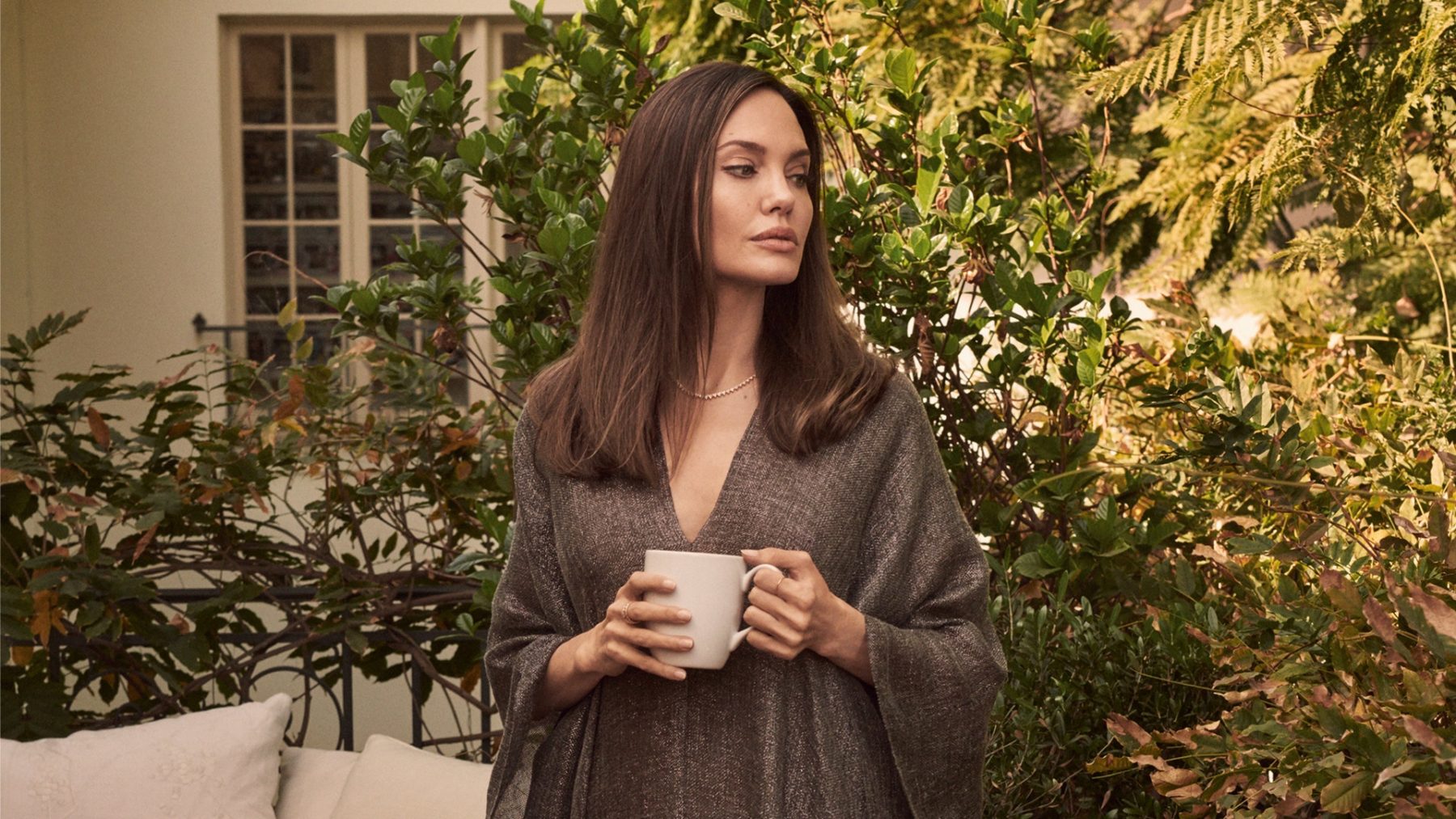 Ατζελίνα Τζολί: ποζάρει και φέρνει την Άνοιξη στην Βρετανική Vogue και μιλάει για όλα