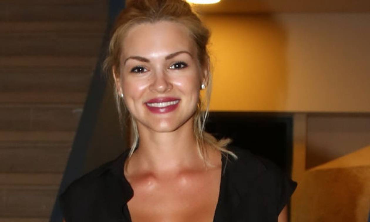 Βίκυ Κάβουρα: ποζάρει με μαγιό που έχει την υπογραφή της και γκρεμίζει το instagram (φωτογραφίες)