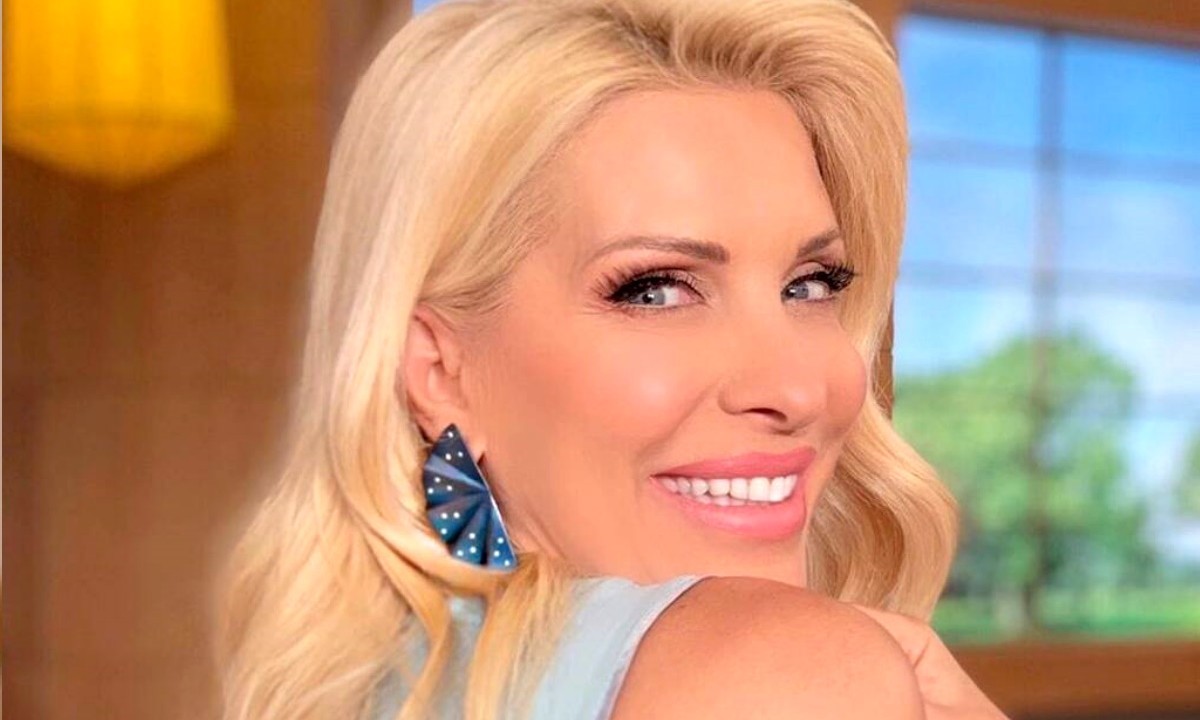 Ελένη Μενεγάκη: είναι η αγαπημένη των φωτογράφων και το αποδεικνύει