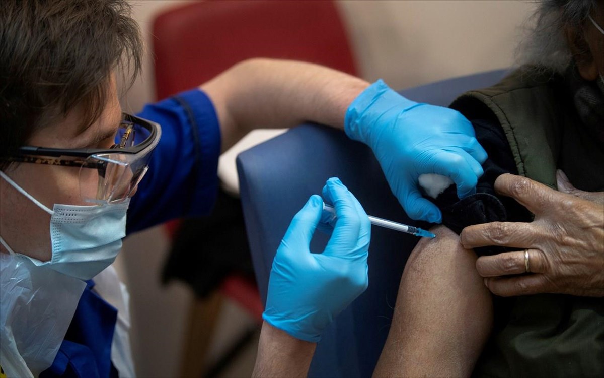 Έντεκα πρακτικά ερωτήματα σχετικά με τους εμβολιασμούς κατά του κορονοϊού