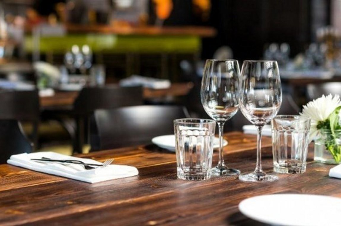 Επαναλειτουργία εστίασης: με μειωμένο ωράριο και αποκλειστικά σε εξωτερικούς χώρους