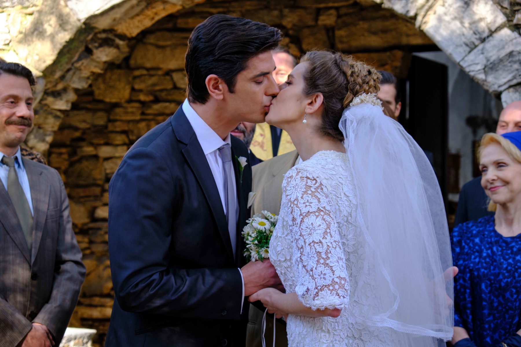 Οι Άγριες μέλισσες γίνονται βιβλίο! Η αποκάλυψη της Μελίνας Τσαμπάνη που αποκαλύπτει όλα τα ένοχα μυστικά που ακόμη και οι πρωταγωνιστές δεν γνωρίζουν