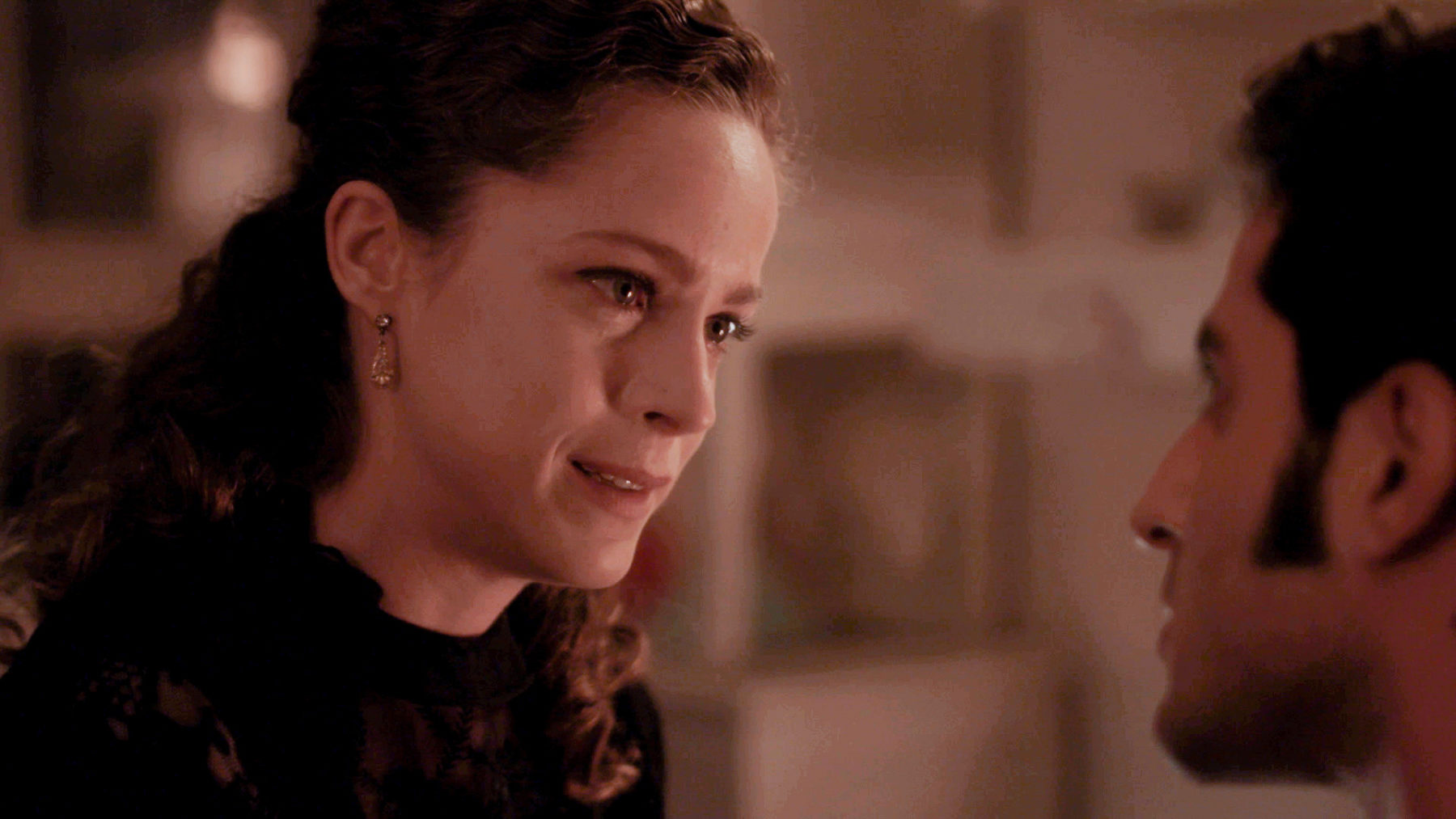 Άγριες μέλισσες spoiler: ο Μπάμπης μαθαίνει το ένοχο μυστικό της Ασημίνας και χάνει τη γη από τα πόδια του! Θα συνεχίσει να είναι μαζί της;