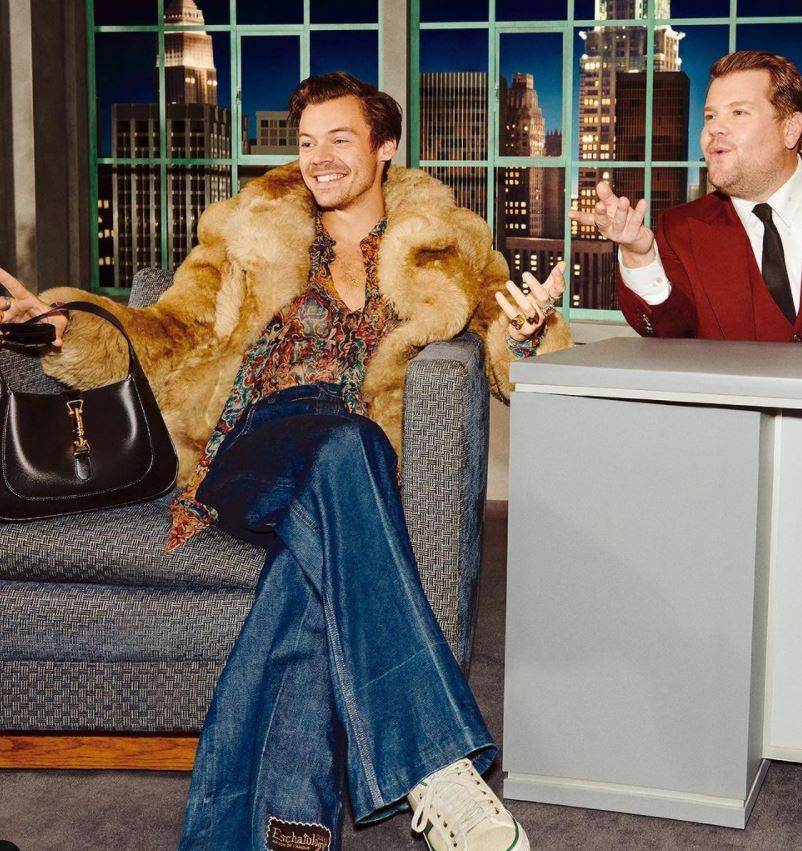 Gucci Beloved: ο Τζέιμς Κόρντεν παρουσιαστής σε ένα late night show όπου οι σταρ είναι δύο: η τσάντα και ο καλλιτέχνης