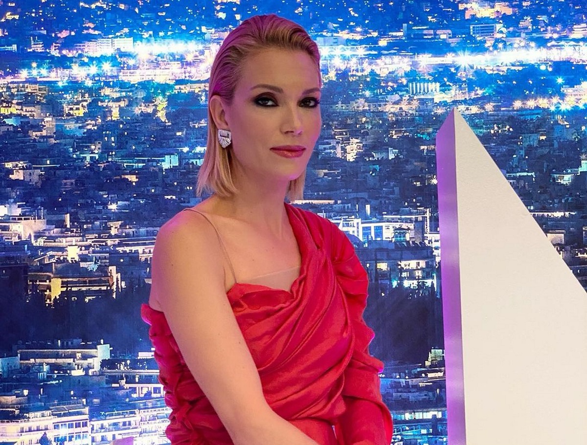 Βίκυ Καγιά: Ποζάρει με λευκό ολόσωμο μαγιό - Αψεγάδιαστη στα 42 της