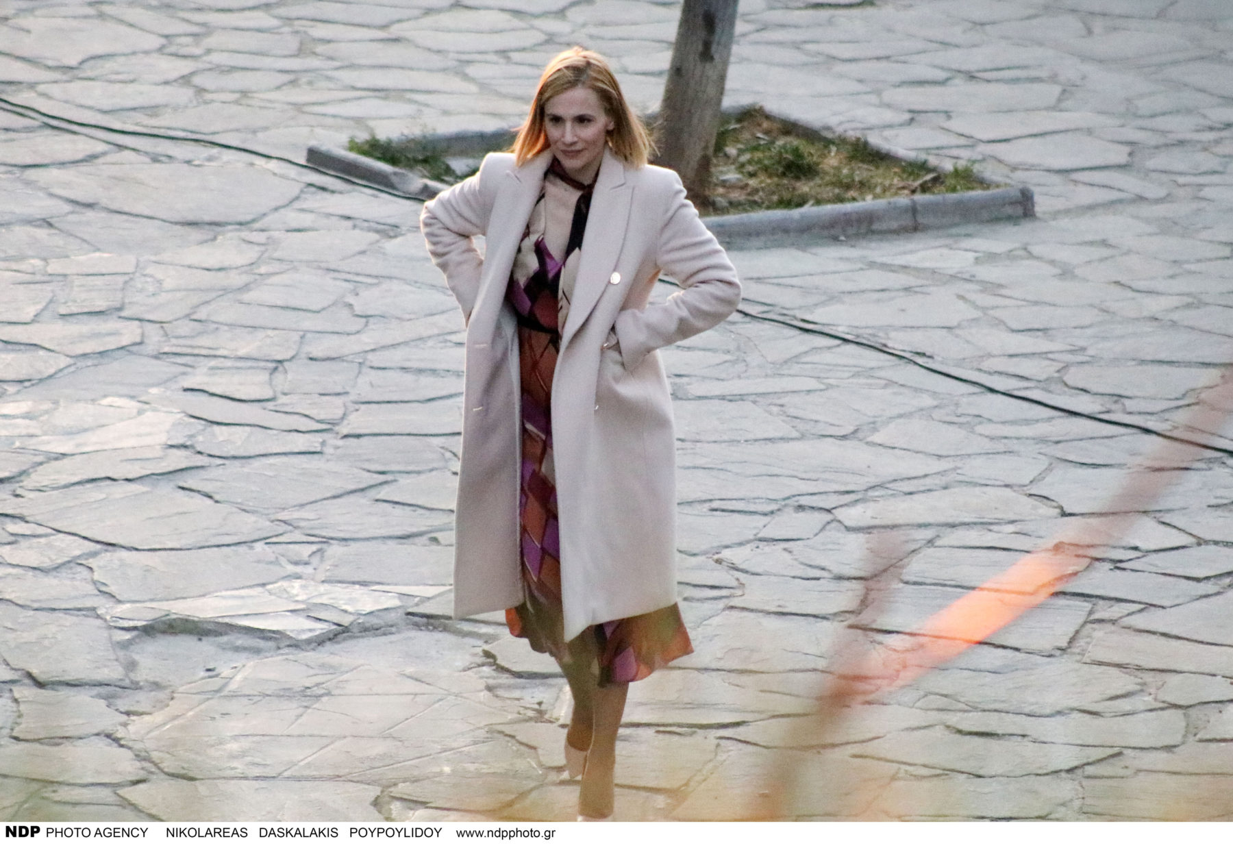 Νάντια Μπουλέ: η εγκυμοσύνη τής πάει πολύ! Σικάτη εμφάνιση στο Θησείο, στον έβδομο μήνα (φωτογραφίες)