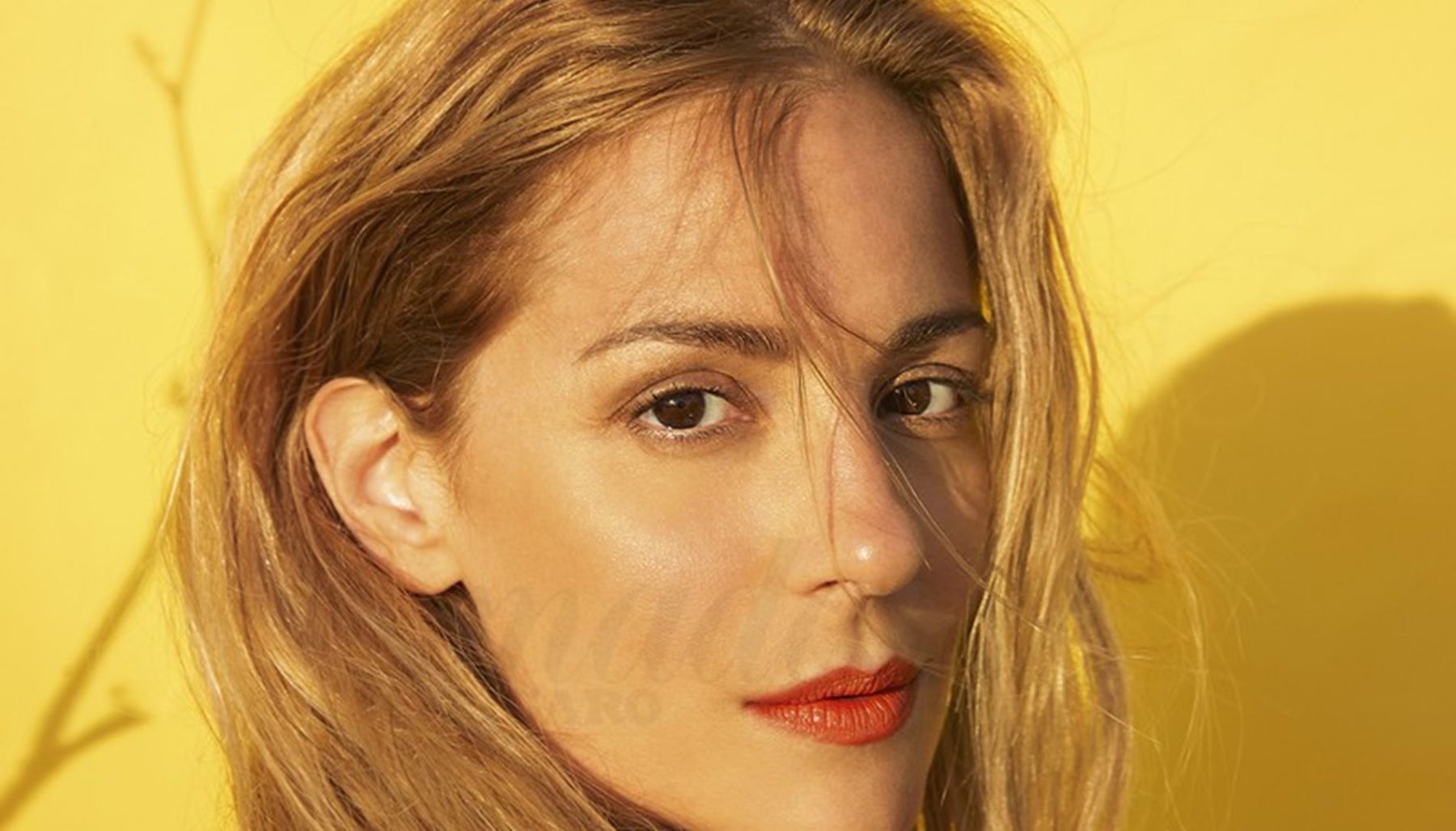 Νατάσα Μποφίλιου: βόλτα στην ηλιόλουστη Αθήνα