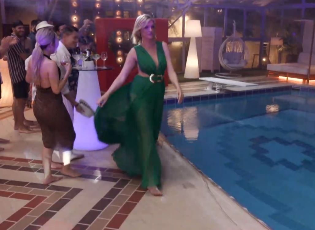 Battle of the Couples - Σάσα Σταμάτη: η πράσινη τουαλέτα δεν την εμπόδισε να βουτήξει στην πισίνα