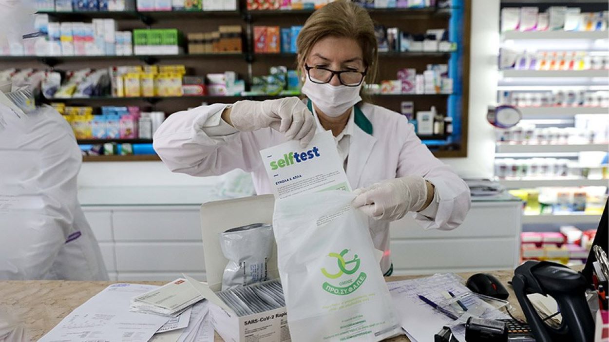 Από αυτή τη Δευτέρα η διάθεση των δωρεάν self test – Πώς θα γίνεται η διανομή τους