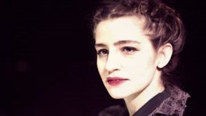 Μαρία Κίτσου: διακοπές στην Πορτογαλία για τη Λενιώ από τις Άγριες μέλισσες! Δείτε τη να απολαμβάνει κοκτέιλ ανανά