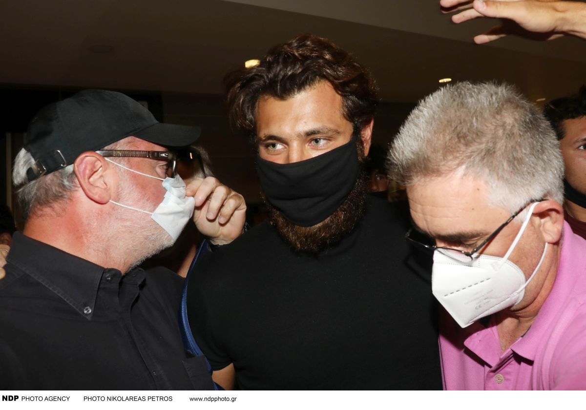 Survivor 4 - Νίκος Μπάρτζης: θερμή υποδοχή στο αεροδρόμιο με πανό, καπνογόνα και... μπιφτέκια! 