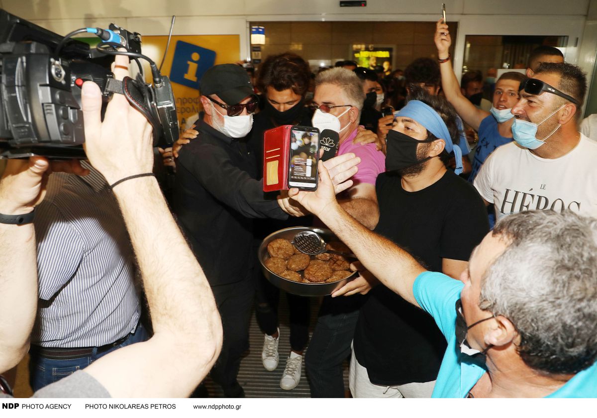 Survivor 4 - Νίκος Μπάρτζης: θερμή υποδοχή στο αεροδρόμιο με πανό, καπνογόνα και... μπιφτέκια! 