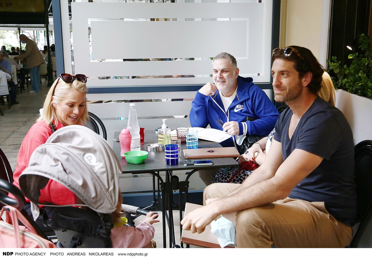 Τζένη Μπότση - Αλέξανδρος Μιχαλάς: βόλτα για καφεδάκι μαζί με την κορούλα τους και τον Αντώνη Λουδάρο