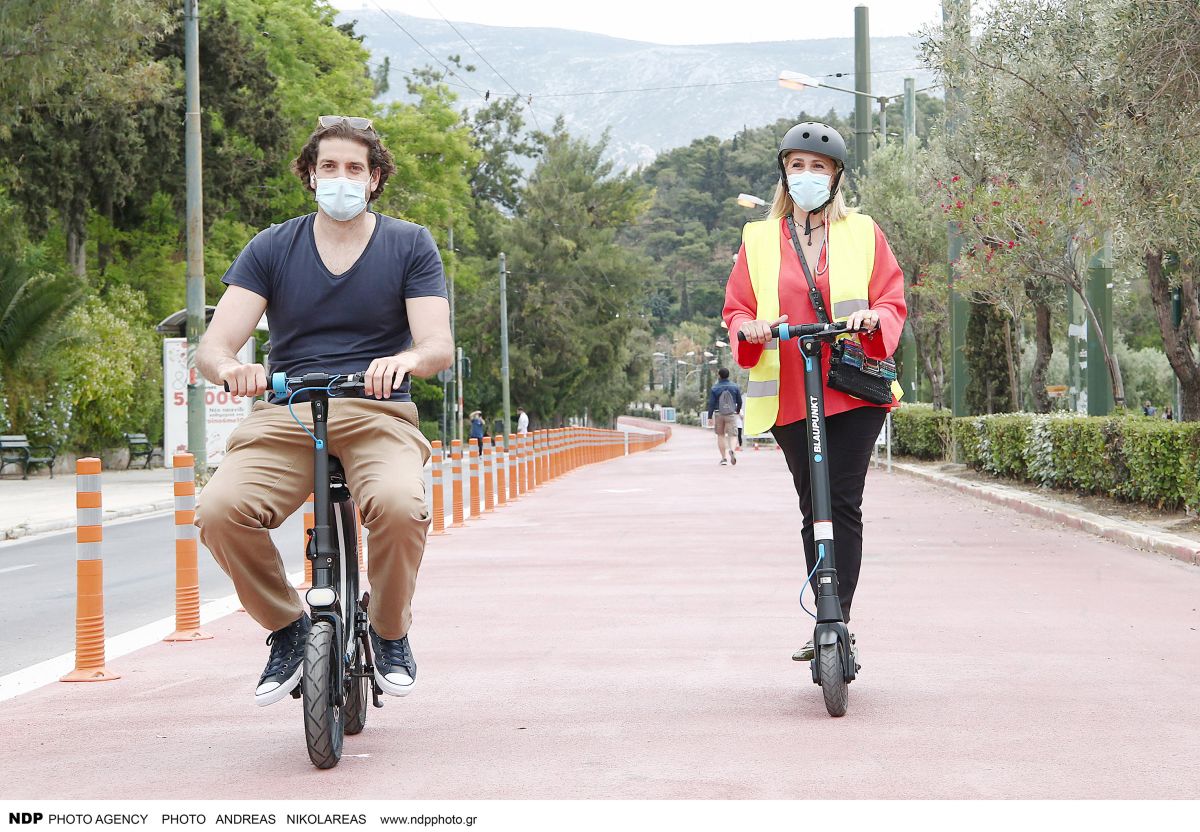 Τζένη Μπότση - Αλέξανδρος Μιχαλάς: βόλτα για καφεδάκι μαζί με την κορούλα τους και τον Αντώνη Λουδάρο