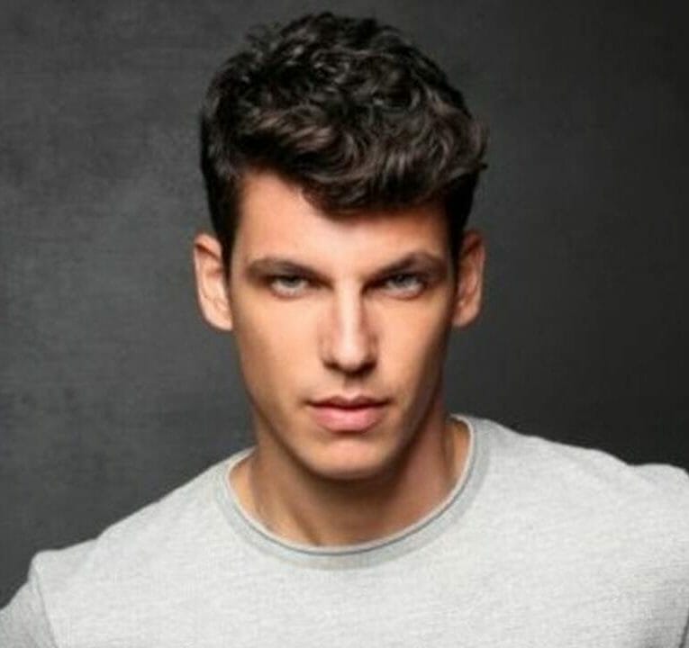 Βασίλης Μίχας: οι πρώτες φωτογραφίες από τα γυρίσματα στη Γη της Ελιάς