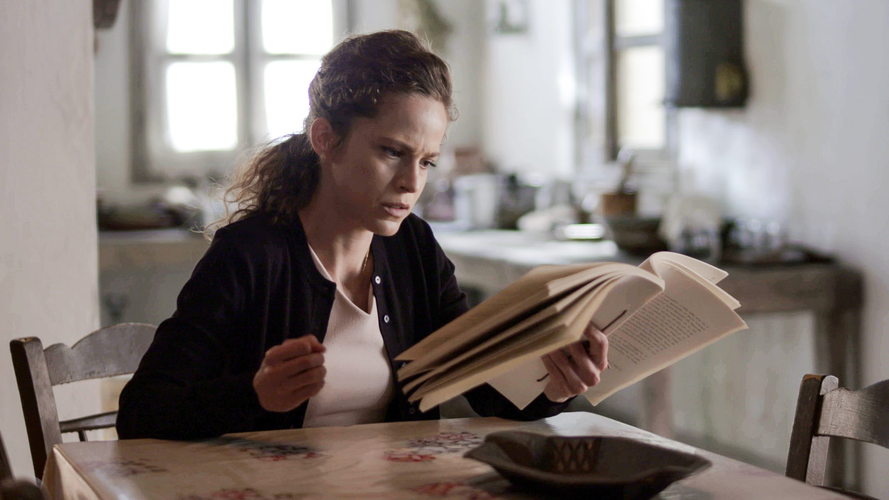 Άγριες μέλισσες spoiler: η Ασημίνα γοητεύεται από τον Πέτρο προκαλώντας την έκρηξη του Νικηφόρου! Απέναντι στην αδελφή της και η Ελένη