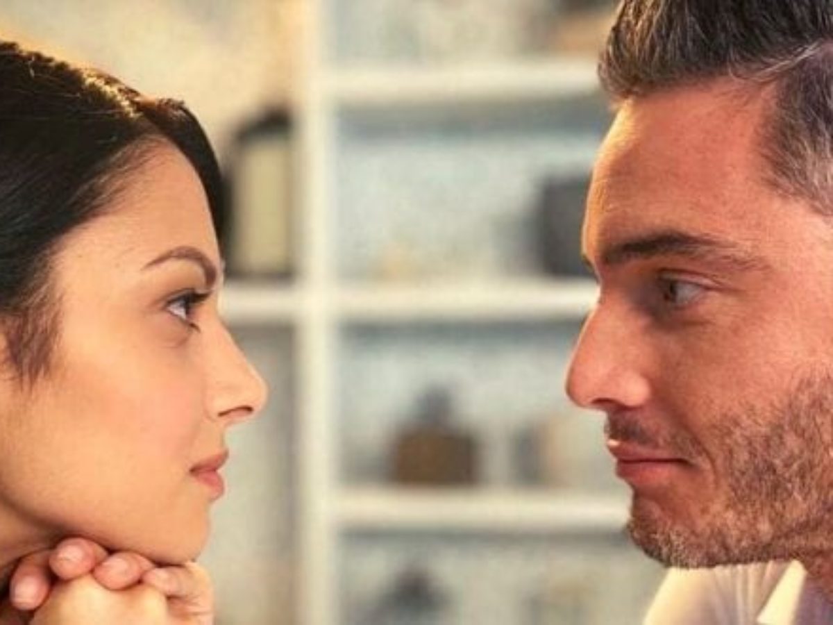 8 Λέξεις: ο Αιμίλιος κρύβεται από όλους και μένει στο σπίτι του δήθεν άρρωστος