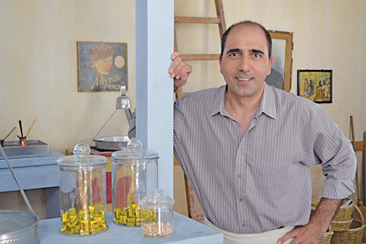 Αλέξανδρος Καλπακίδης: «Η Μελίνα Τσαμπάνη και ο Πέτρος Καλκόβαλης έχουν φοβερό μέτρο και φαντασία στη γραφή τους στις Άγριες Μέλισσες»