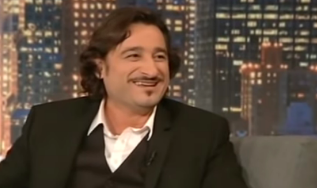 Ο Βασίλης Χαραλαμπόπουλος και η «Τυχερούλα»: Δείτε τον ηθοποιό να «βουτάει» σε κάδο με σκουπίδια και να σώζει κουταβάκι