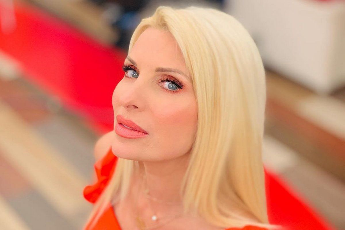 Ελένη Μενεγάκη: Ποζάρει με εξώπλατο φόρεμα και το Instagram... παραμιλάει [φωτογραφία]