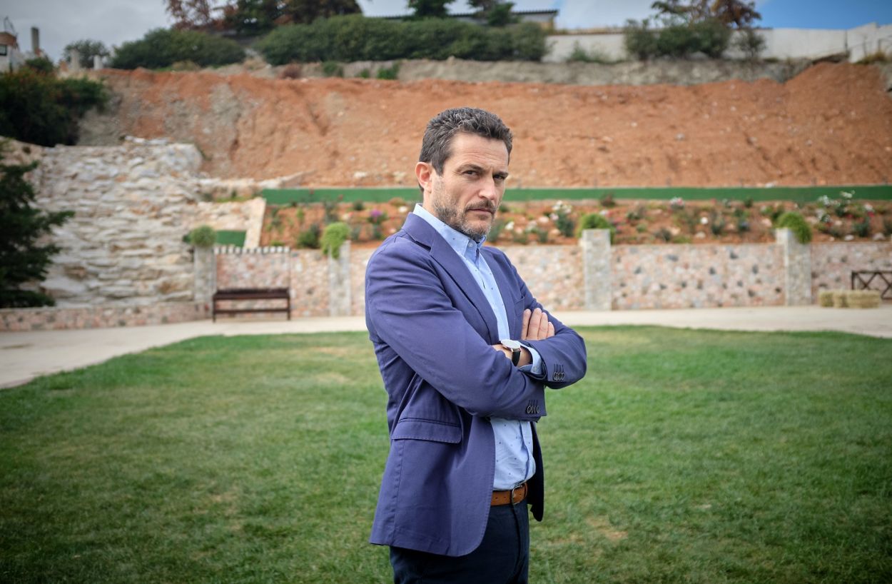 'Ηλιος: ο Κρις, αφού επισκεφθεί τον Φίλιππο στη φυλακή, εκβιάζει την Διώνη