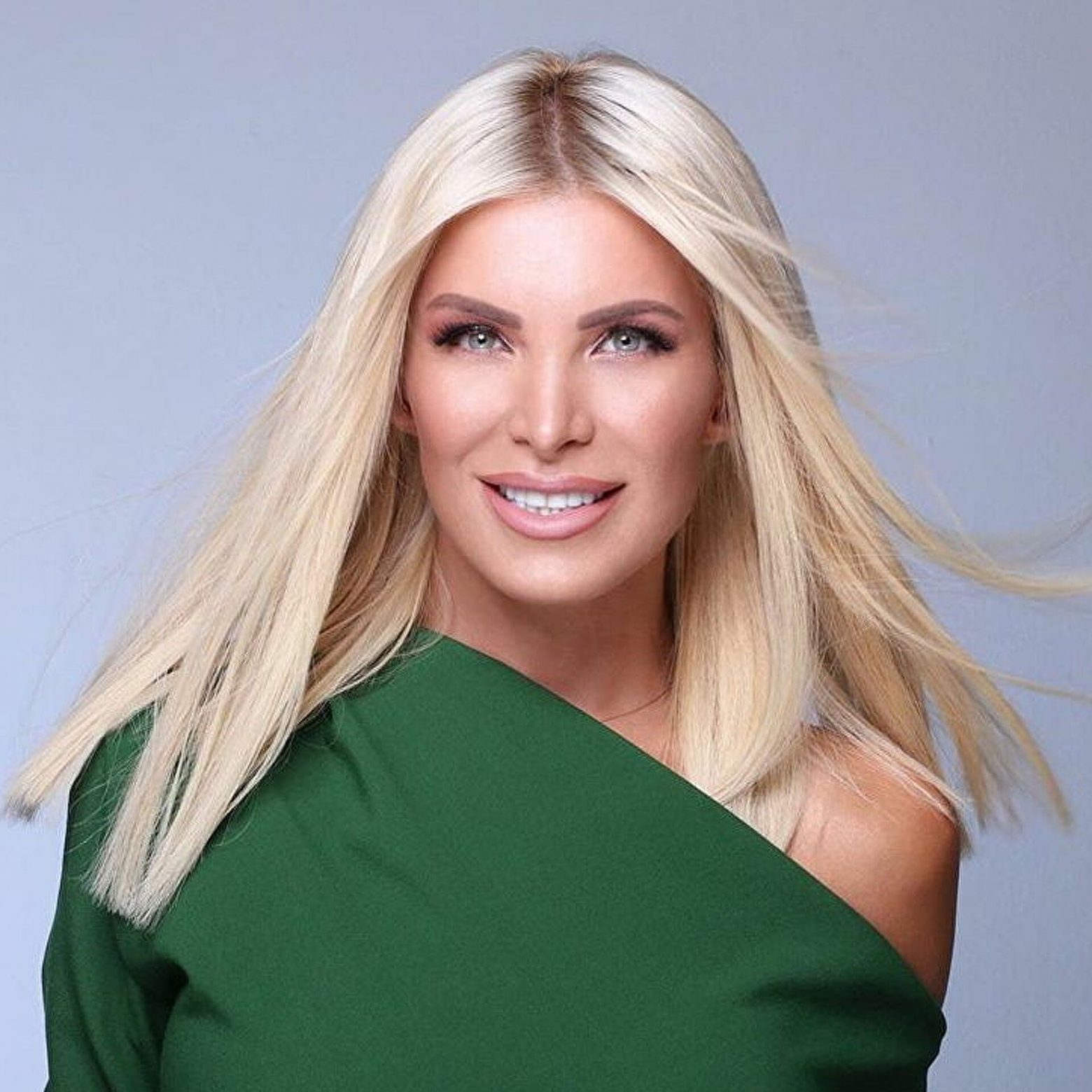 Κατερίνα Καινούργιου: «Είμαστε πολλοί αυτοί που θέλουμε να παντρευτούμε. Μπορεί να μην μας παντρεύονται βέβαια...»