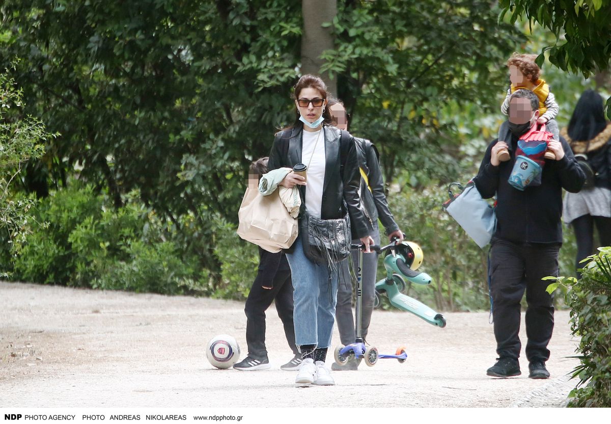 Κατερίνα Παπουτσάκη - Παναγιώτης Πιλαφάς: βόλτα στο Ζάππειο με τον μικρό τους γιο, Κίμωνα