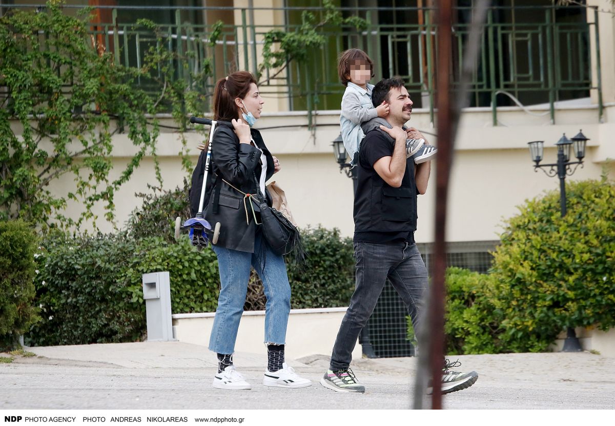 Κατερίνα Παπουτσάκη - Παναγιώτης Πιλαφάς: βόλτα στο Ζάππειο με τον μικρό τους γιο, Κίμωνα