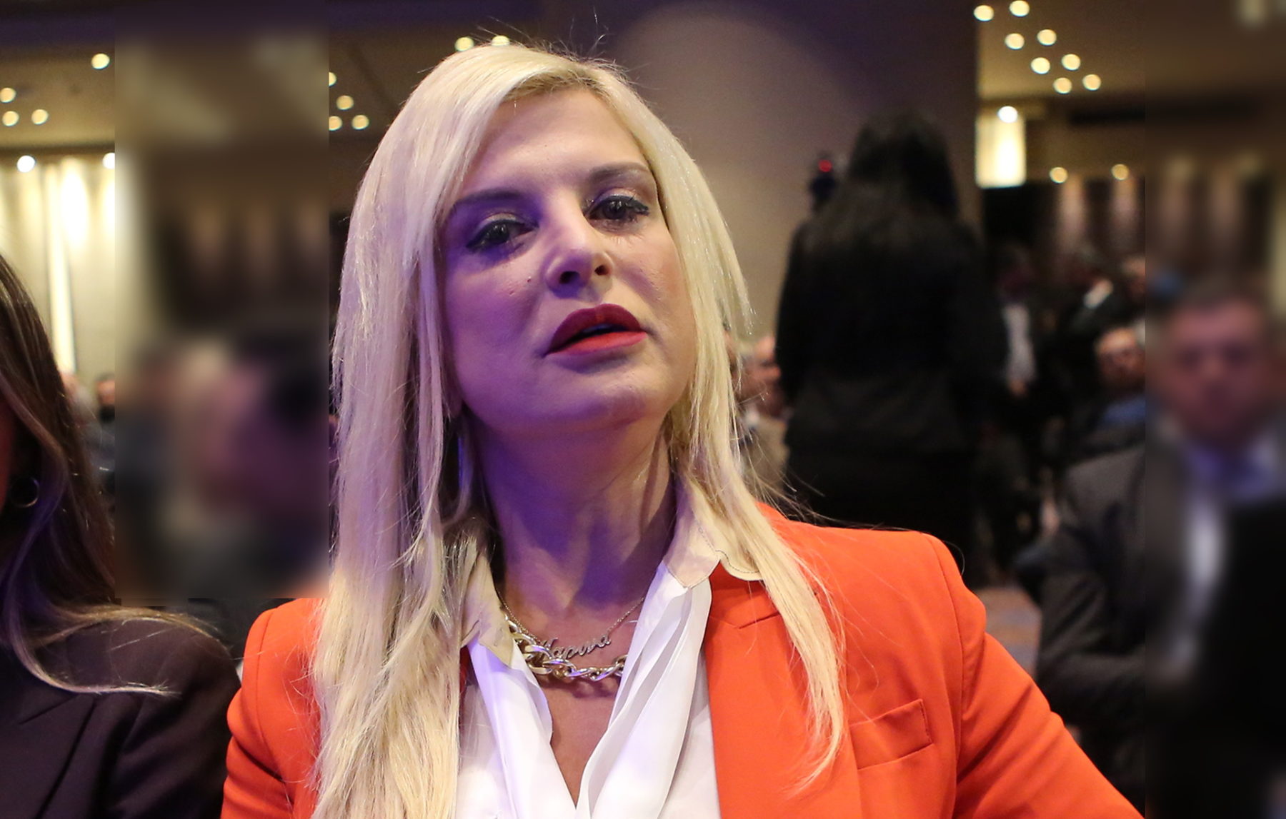 Μαρίνα Πατούλη: Ποζάρει με χρυσό μπικίνι και μεγάλο καπέλο μετά την περιπέτειά της με τον κορονοϊό