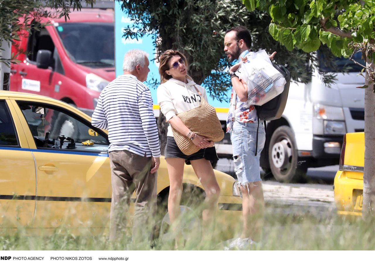 Πάνος Μουζουράκης – Τζίνα Βαρελά: βόλτα για ερωτευμένους στο Καβούρι (φωτογραφίες)