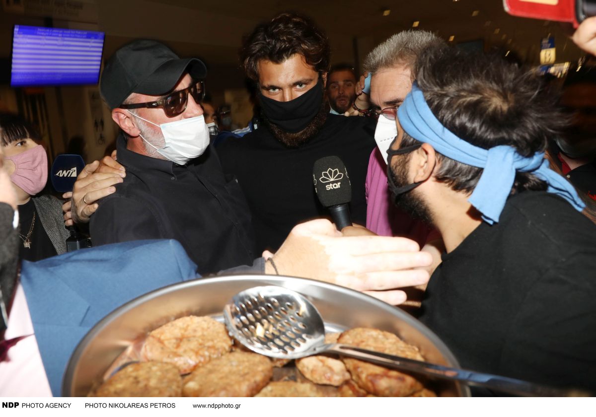 Survivor 4 - Νίκος Μπάρτζης: θερμή υποδοχή στο αεροδρόμιο με πανό, καπνογόνα και... μπιφτέκια!