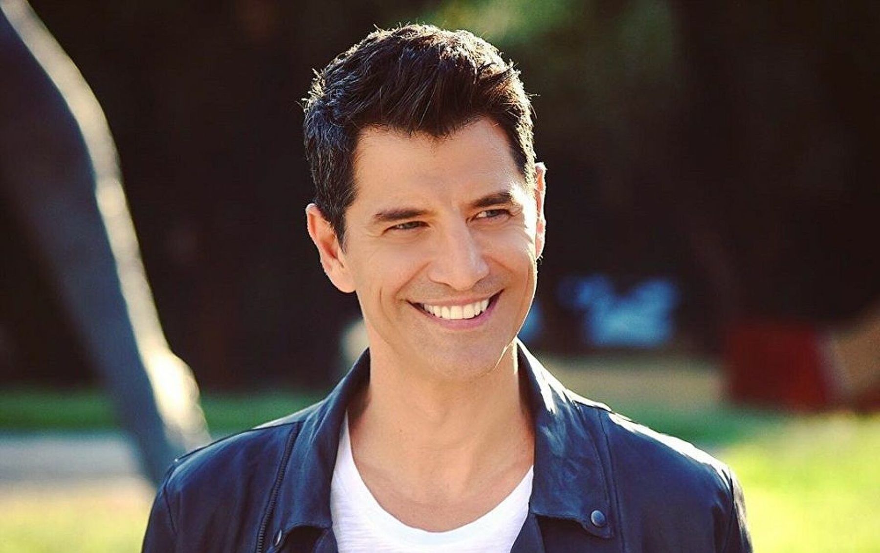 Σάκης Ρουβάς: ξανά στον… πάγο το Masked Singer! Προβληματισμένος για το μέλλον του στον ΣΚΑΪ ο τραγουδιστής μετά και την τρίτη αναβολή