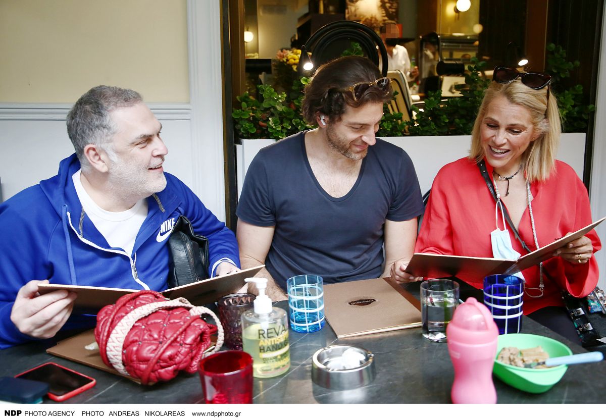 Τζένη Μπότση - Αλέξανδρος Μιχαλάς: βόλτα για καφεδάκι μαζί με την κορούλα τους και τον Αντώνη Λουδάρο