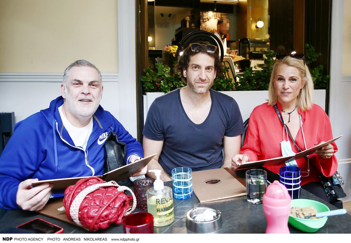 Τζένη Μπότση - Αλέξανδρος Μιχαλάς: βόλτα για καφεδάκι μαζί με την κορούλα τους και τον Αντώνη Λουδάρο