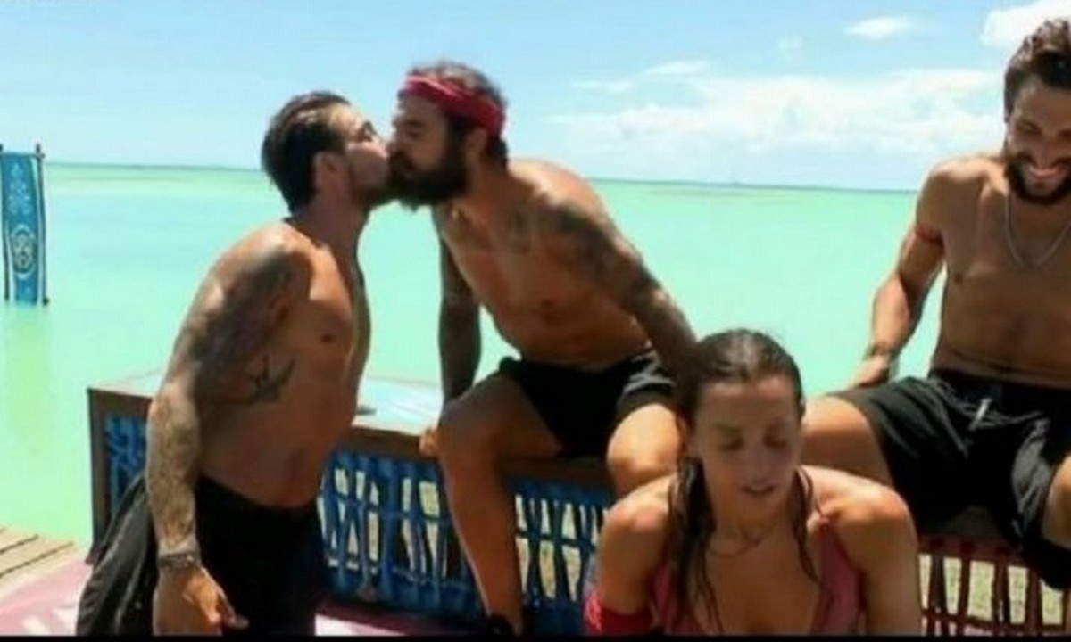 Survivor 4: Έτσι αντέδρασε Καλίδης - Ελευθερίου με το φιλί Ηλία και Τριαντάφυλλου