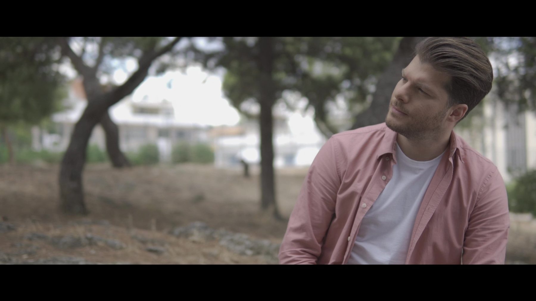 Πρόκειται για ένα ερωτικό τραγούδι σε μουσική και στίχους του Μπάμπη Κουλούρα