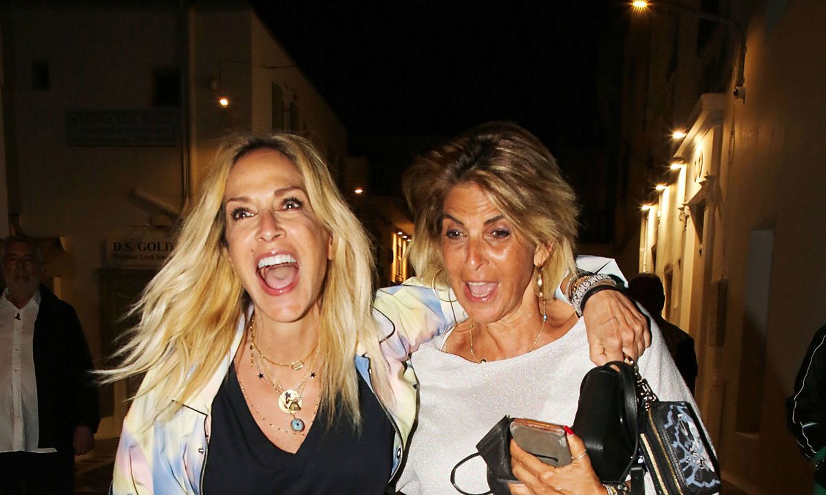 Άννα και Νίκη Βίσση: βόλτες στη Μύκονο μαζί με τον Μάκη Τσέλιο