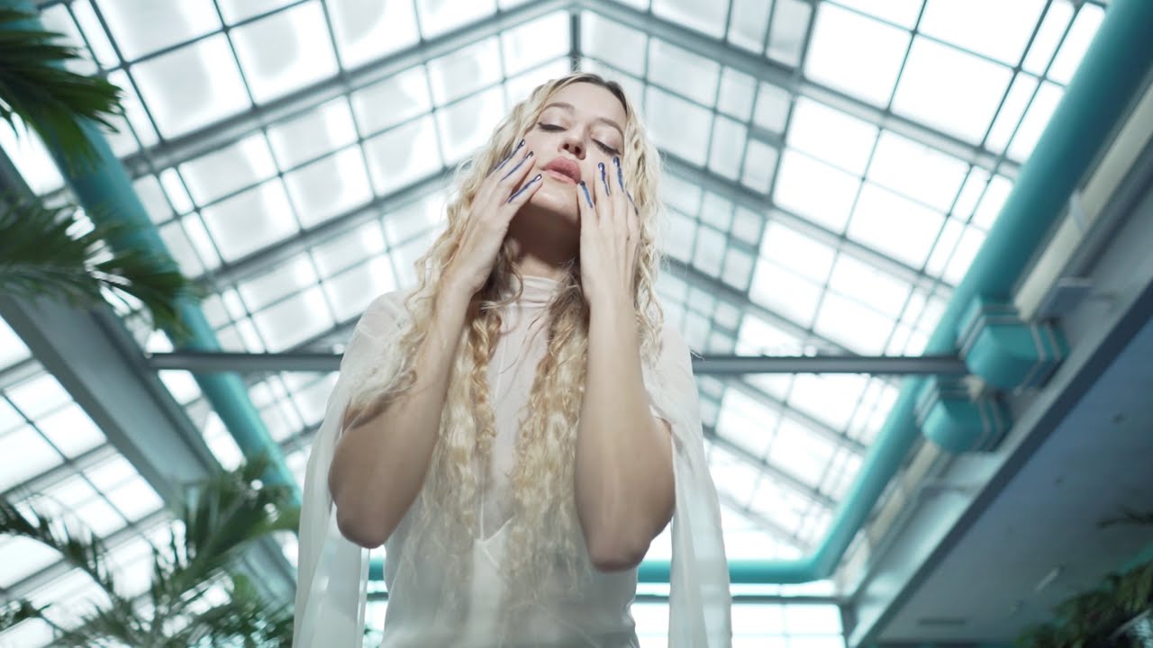 Ιωάννα Γκίκα: Ποια είναι η τραγουδίστρια που εμφανίστηκε στο show του Dior στο Καλλιμάρμαρο