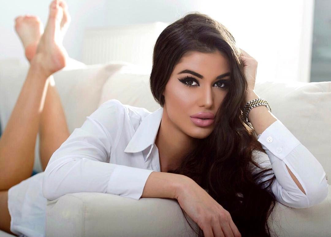 Η Ιωάννα Μπέλλα «μοιράζει» εγκεφαλικά στην Μύκονο [φωτογραφία]