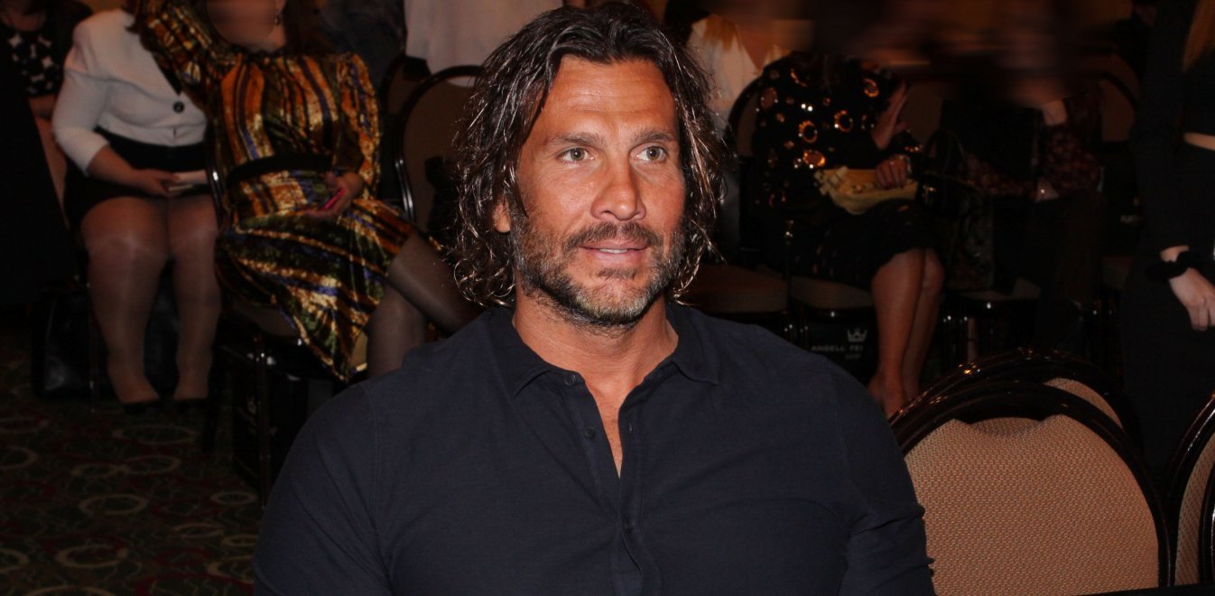 Κώστας Κοκκινάκης: βόλτα με την κούκλα κόρη του