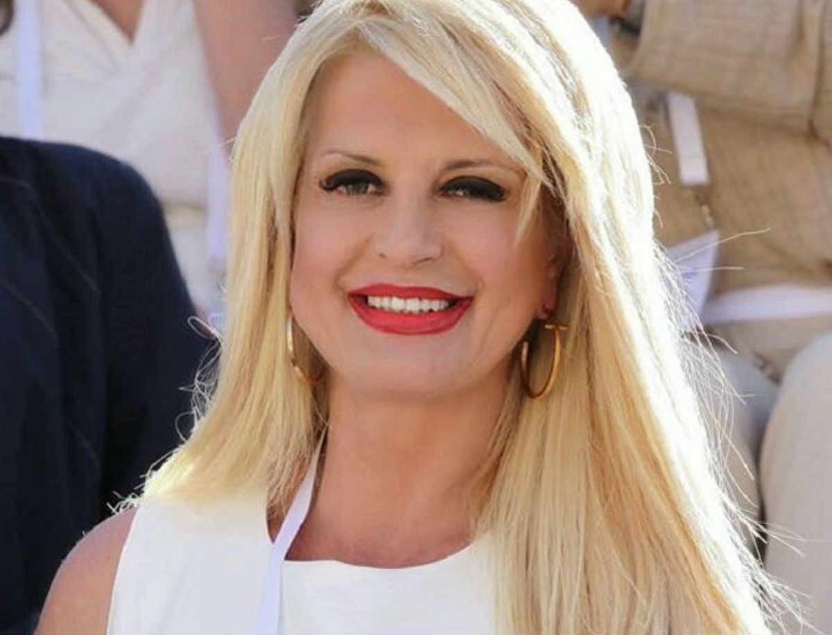 Η Μαρίνα Πατούλη φόρεσε το μπικίνι της και απολαμβάνει βουτιές μαζί με τον Νίκο Παπαδάκη