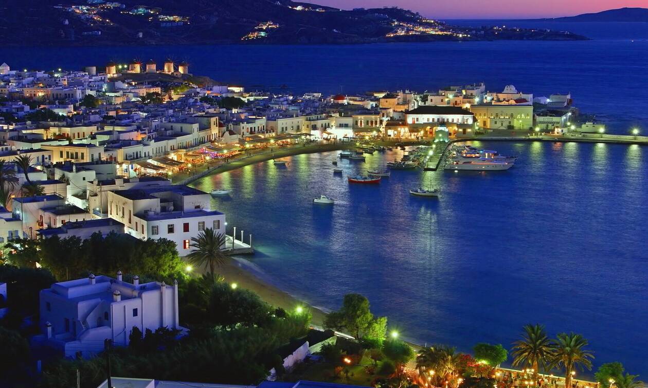 Μύκονος: Το χρυσό γιοτ που έκανε απόβαση στην Ψαρρού [φωτογραφία]