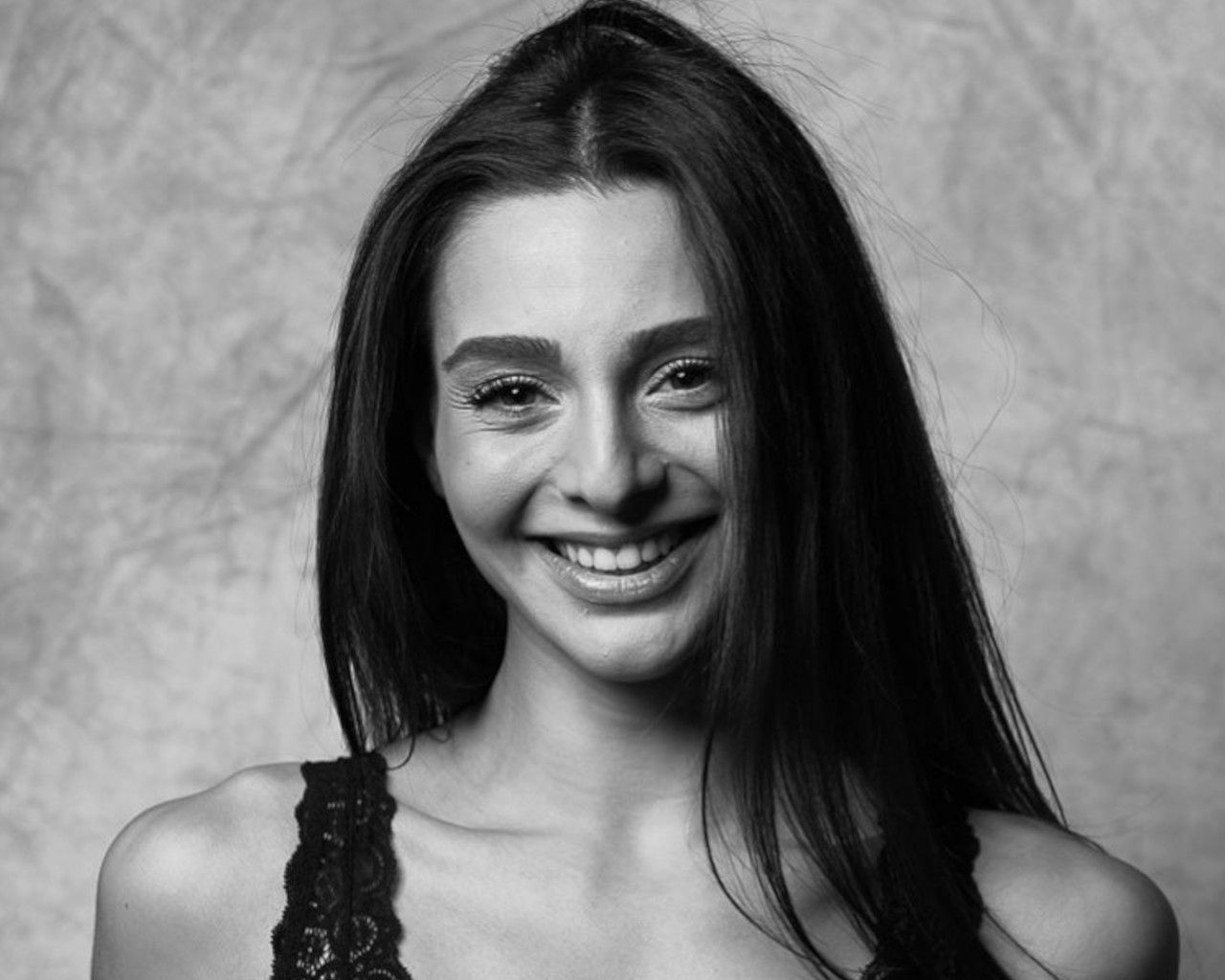 Νικολέτα Μαυρίδη: ποζάρει στα βράχια της Μήλου και ανεβάζει τη θερμοκρασία στα ύψη