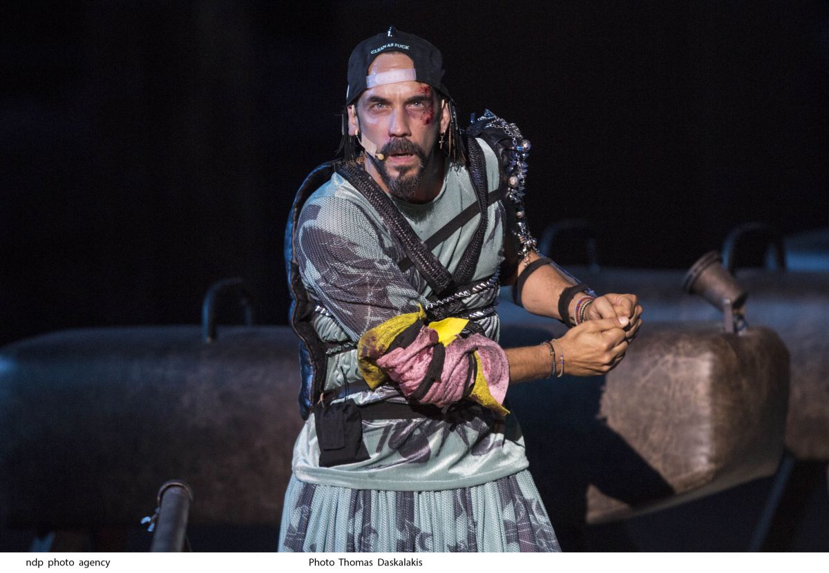 Ιππείς - Πάνος Μουζουράκης: το κοινό τον αποθέωσε στην πρώτη του εμφάνιση στην Επίδαυρο